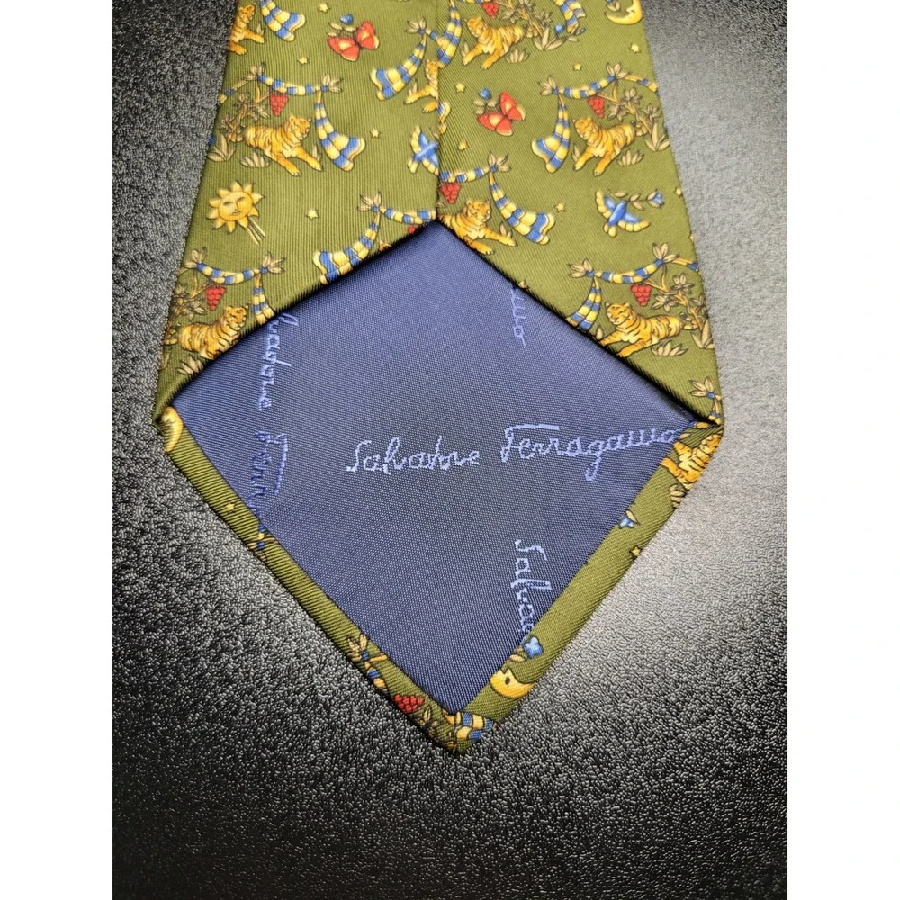 Salvatore Ferragamo Men's Necktie Green Tiger Silk 3.75x58 Excellent
